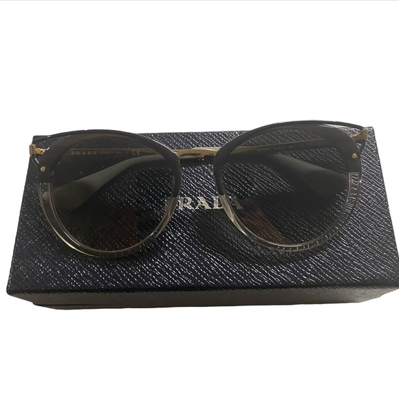 Prada women sunglasses gently used - Picture 1 of 1